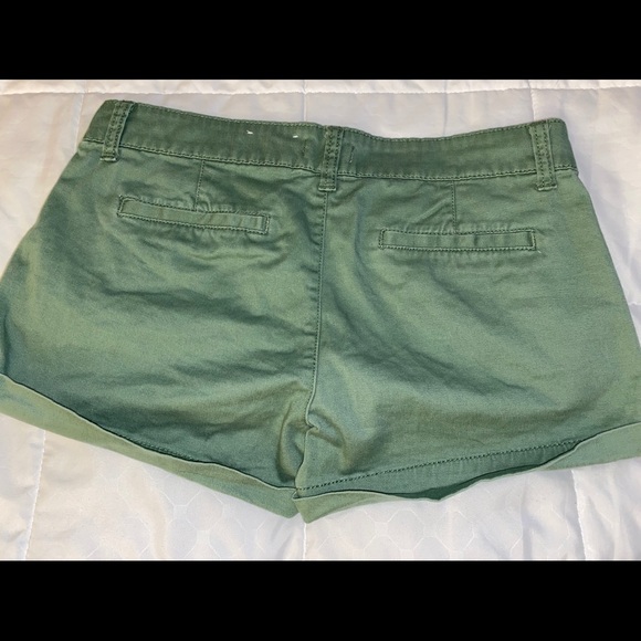 Size 3 Green shorts - Picture 2 of 2